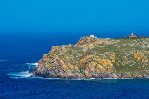 位于西班牙加利西亚Malpica的Sisarga Grande的洛基海岸景观与灯塔俯瞰蓝海 图库照片
