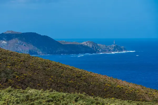在大西洋海岸的海角上俯瞰一座灯塔 西班牙加利西亚Costa Morte Punta Nariga 图库图片