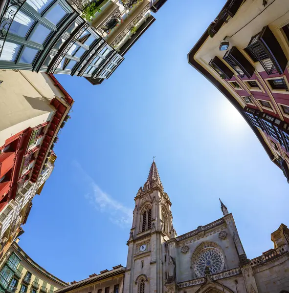 欧洲历史名城毕尔巴鄂一座华丽的大教堂尖塔与蓝天相映成趣 免版税图库图片
