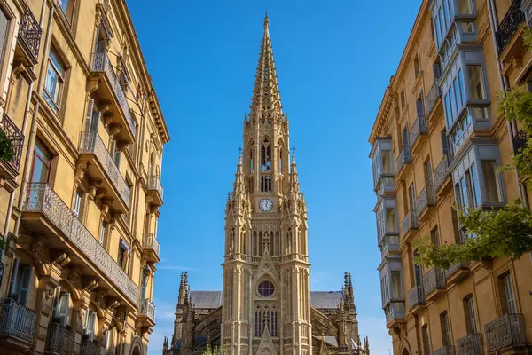 位于西班牙圣塞巴斯蒂安多诺西亚的宏伟的新哥特式大教堂在阳光灿烂的日子高耸入云 免版税图库照片