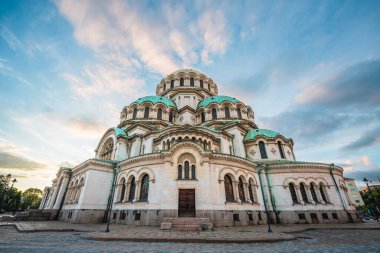 Güneşli bir öğleden sonra, Bulgaristan 'ın Sofya kentindeki Alexander Nevsky Katedrali' nin Arka Manzarası. Burası ünlü bir yer ve popüler bir turizm beldesi.