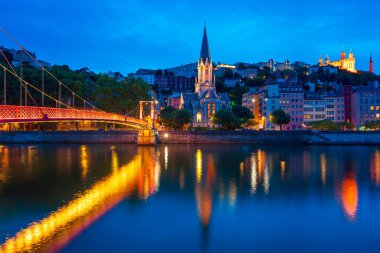 Lyon, Fransa. Vieux Lyon Bölgesi ve Saone Nehri 'nin sağ tarafındaki Fourviere Tepesi' nin gece görüşü