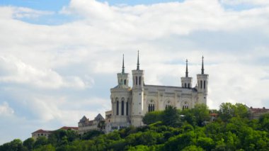 Fransa 'nın Lyon kentindeki en ünlü binalardan biri olan Basilica de Fourviere' in tepesine bakın.