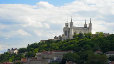 Fransa 'nın Lyon kentindeki en ünlü binalardan biri olan Basilica de Fourviere' in tepesine bakın.