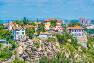 Bulgaristan 'ın Plovdiv kentinin Eski Üç Tepesi' nden biri olan Dzhambaz Tepe 'deki resimli binaların manzarası