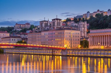 Blue Hour, Fransa 'da Gotik Katedral ve Saone Nehri ile Manzara Lyon Bölgesi