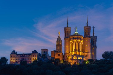 Majestic Lyon Bazilikası Fourviere, Fransa 'nın başkenti Fransa' ya bakan alacakaranlıkta aydınlandı.
