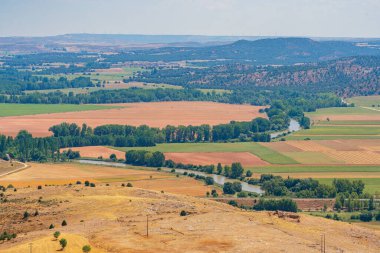 İspanya 'nın Soria Eyaleti' ndeki Douro Nehri 'nin yüksek açılı manzarası