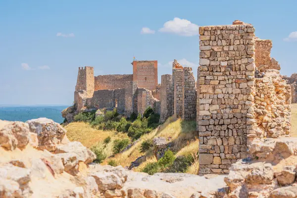 Gormaz, İspanya, 13 Ağustos 2024. Soria vilayeti, Castilla y Len 'deki bir Caliphal Kalesi olan Gormaz Kalesi' nin tepesinde kalanların görüntüsü.