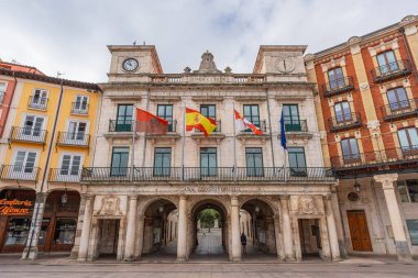 Burgos, İspanya. 14 Ağustos 2024. Belediye binasının dışı Plaza Mayor 'da yer almaktadır.