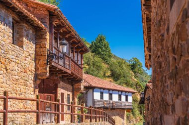 Taştan binaları olan Idyllic Caddesi, Barcena Belediye Başkanı, Cantabria