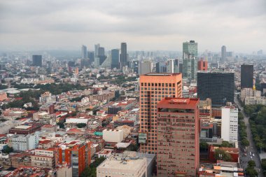 Mexico City 'nin havadan görünüşü çeşitli mimarileri ve bulutlu bir günde hareketli şehir yaşamını gösteriyor.