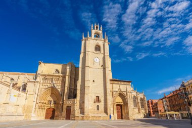 İspanya 'nın Castilla y Leon bölgesindeki Gotik Palencia tarzında Katolik Katedrali' nin güney cephesi.