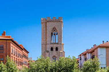 Palencia manzarası antik bir çan kulesi ve genel binaları gösteriyor.