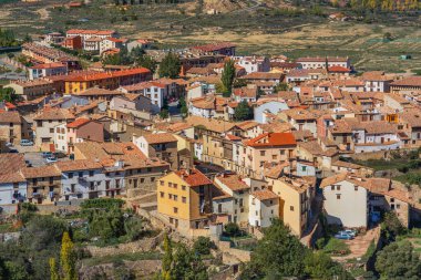 Aragon, İspanya 'daki Rubielos de Mora' nın güzel binalarının manzarası yükseldi