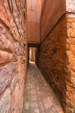 İspanya 'nın Soria eyaletinin güzel Medinaceli kasabasında bir ara sokak manzarası