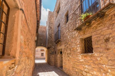 İspanya 'nın Medinaceli kasabasında kemerli bir sokak.