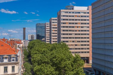 Güneşli bir günde, Fransa 'nın Lyon şehrinde ağaçların ve binaların olduğu yüksek açılı bir cadde.