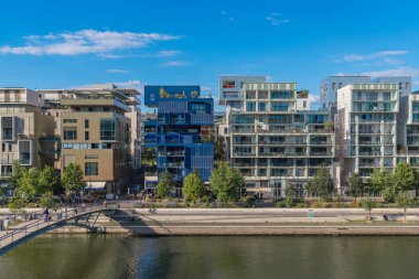 Lyon, Fransa. 12 Haziran 2024. Yenilenmiş bir sanayi limanı olan Port Rambaud 'daki Modern Residential Binalarının manzarası, La Confluence bölgesinde boş tesisleri olan bir yerleşim alanına dönüştürüldü.