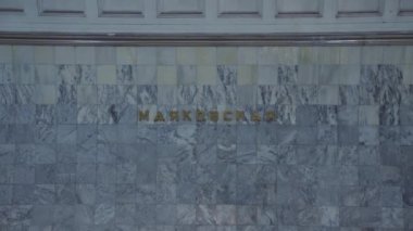 Moskova, Rusya. 4 Aralık 2024. Stalisnt Style 'da Alexey Duşkin tarafından tasarlanan ve 1938' de açılan Mayakovskaya metro istasyonuna bir tren gelir.