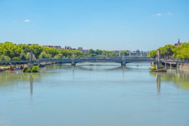 Güneşli bir günde Fransa 'nın Lyon şehrinde akan Rhone Nehri' nin yaz mevsimini izleyin.