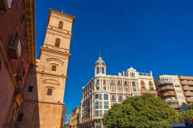 İspanya 'nın Murcia şehrinde bu tür kilise ve konutlar genel bir şehir manzarasına sahiptir.