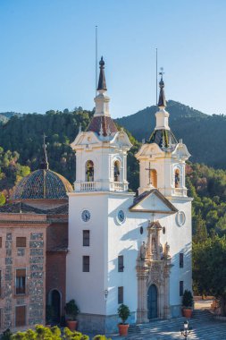 Murcia, İspanya. Janauary 10, 2025. Fuensanta Sığınağı 'nın dikey görüntüsü, kilise şehrin koruyucu azizinin görüntüsü.