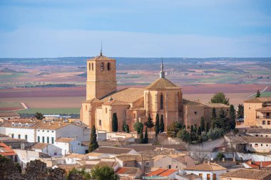 İspanya 'da Belmonte, Castilla La Mancha' da çan kulesi olan güzel bir kilisenin hakim olduğu bir İspanyol manzarası.