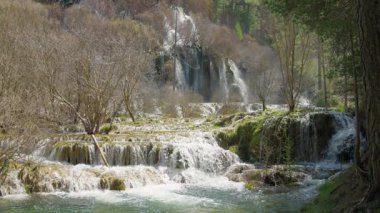 İspanya 'nın Serrania de Cuenca kentindeki Cuervo Nehri' nin kaynağındaki şelalenin temiz suyu, refahı iletir.