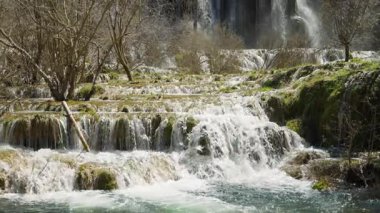 Doğal ortamda manzara şelalesi, Raven Nehri, İspanya