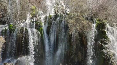İspanya, Serrania de Cuenca 'daki Ro Cuervo şelalesinin temiz suyu.