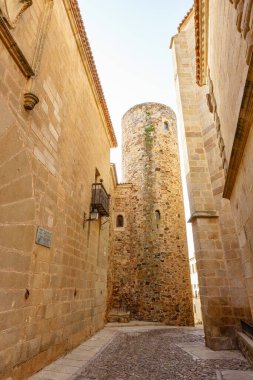 İspanya 'nın Caceres kentindeki tarihi bir ara sokakta.