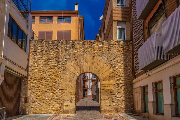 Portal de la Veronica olarak bilinen eski bir kemer yolu İspanya 'nın Castellon Eyaleti' nin tarihi merkezi Segorbe 'deki binaların arasında duruyor..