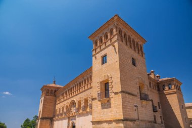 Alcaiz, İspanya. 16 Mayıs 2025. Eski bir Roma-Gotik şatosu olan Parador Castillo de Alcaiz 'in manzarası daha sonra bir saray manastırına dönüştürüldü.