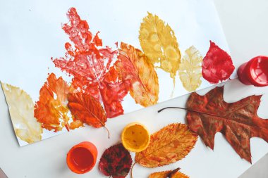 Çocukların sonbahar aktivitesi, kağıt üzerindeki yaprak baskısı.