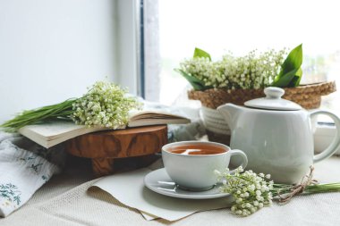 Bir fincan sıcak çay ve bahar içeceği. Günaydın konsept.