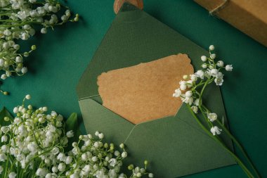 Vadi zambakları ve metinler için yeri olan bir mektup..