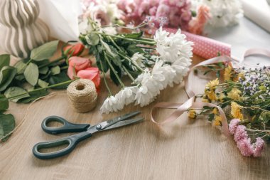 Çiçekçi işyeri, çiçekler ve makas.