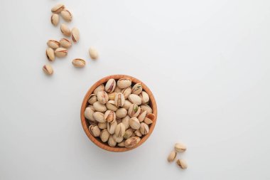 Beyaz arka plan üzerinde kabuk kavrulmuş ve tuzlu fıstık.