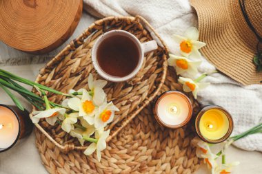 Bir fincan sıcak çay ve bahar içeceği. Günaydın konsept.