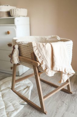 Çocuk odasındaki beşikteki mantar battaniyesi..