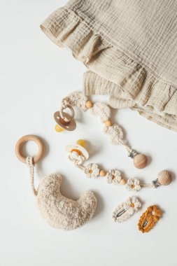 Bebek eşyaları, yeni doğanlar için moda. Emzikler, tutucu, ekose üst görünüm, düz uzanma, metin için boşluk.
