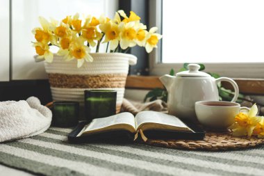 Konforlu bir evde İncil 'i aç. Günaydın..