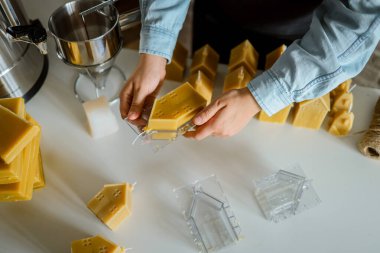 Mum yapmanın yaratıcılığı. Balmumundan mum yapan kadın, prodüksiyon..