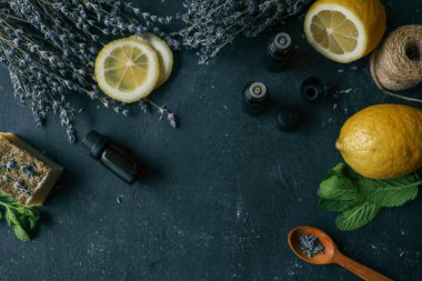 Lavanta ve limonlu gerekli yağlar..