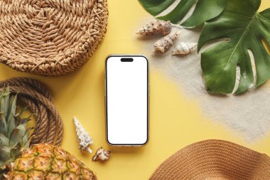 Yaz aksesuarlarının arka planında izole bir ekran olan telefon, reklam için bir yer.