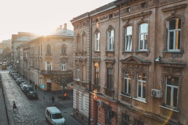 Lviv eski şehir panorama manzaraya gündoğumu.