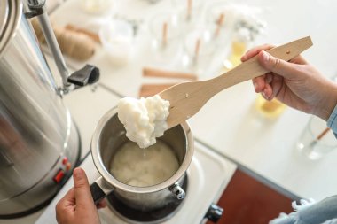 Soya mumu eritme kabı, mum yapma süreci