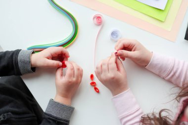 Çocuk aktiviteleri, kağıt görünümlü eller, quilling teknolojisi..