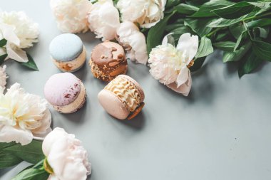 Makaronlar ve şakayıklar, düz bir görünüm..